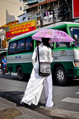 Nữ sinh áo dài trên phố.